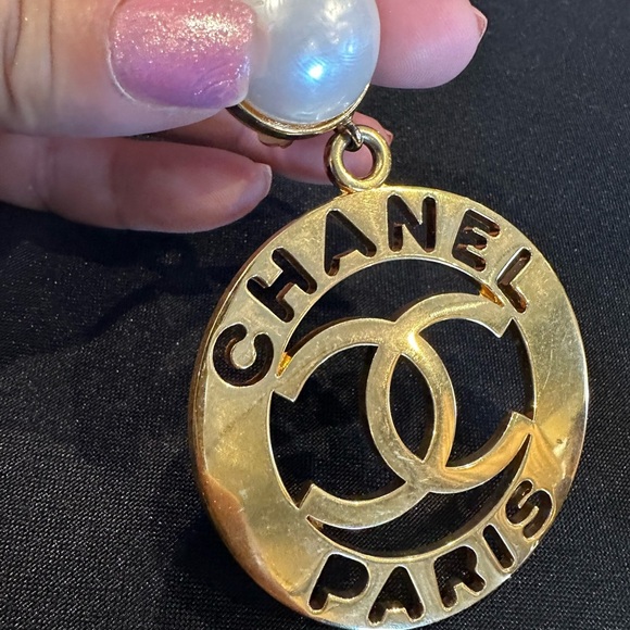 Chanel Vintage Gold Tone Dangle Hoop clip Earrings Artificial Pearl round 1980’s - Picture 9 of 10